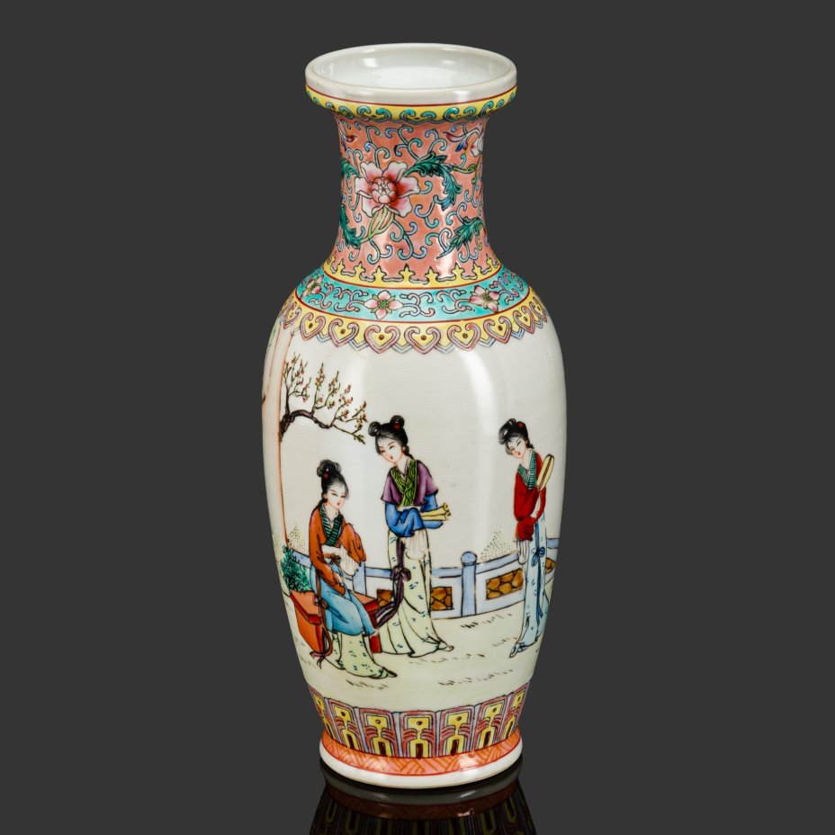 Ваза "Три красавицы в саду" с растительным орнаментом в стилистике эпохи Мин