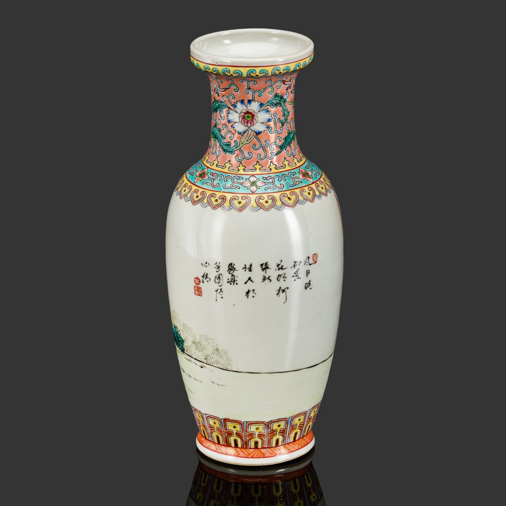 Ваза "Три красавицы в саду" с растительным орнаментом в стилистике эпохи Мин