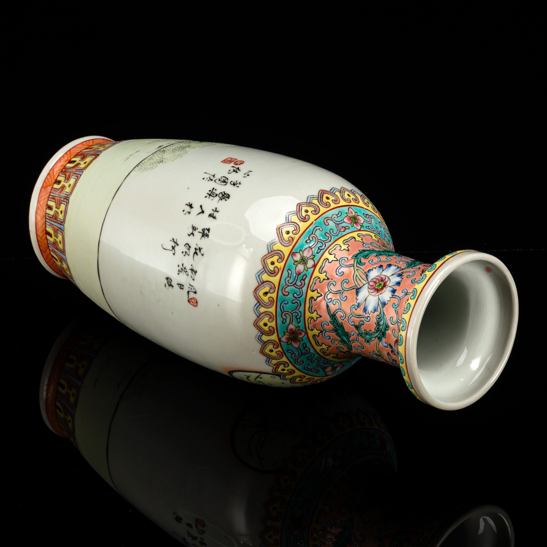 Ваза "Три красавицы в саду" с растительным орнаментом в стилистике эпохи Мин