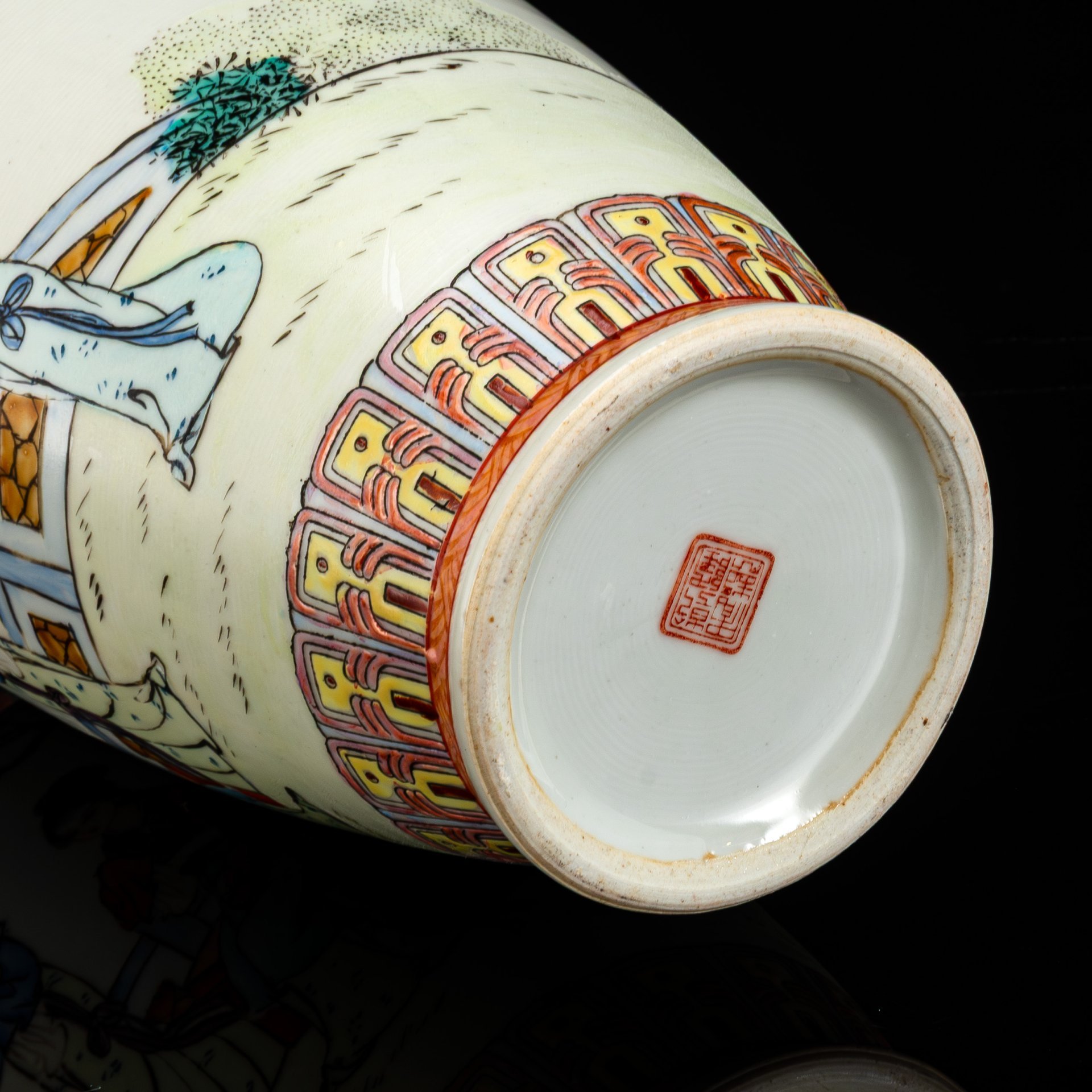 Ваза "Три красавицы в саду" с растительным орнаментом в стилистике эпохи Мин