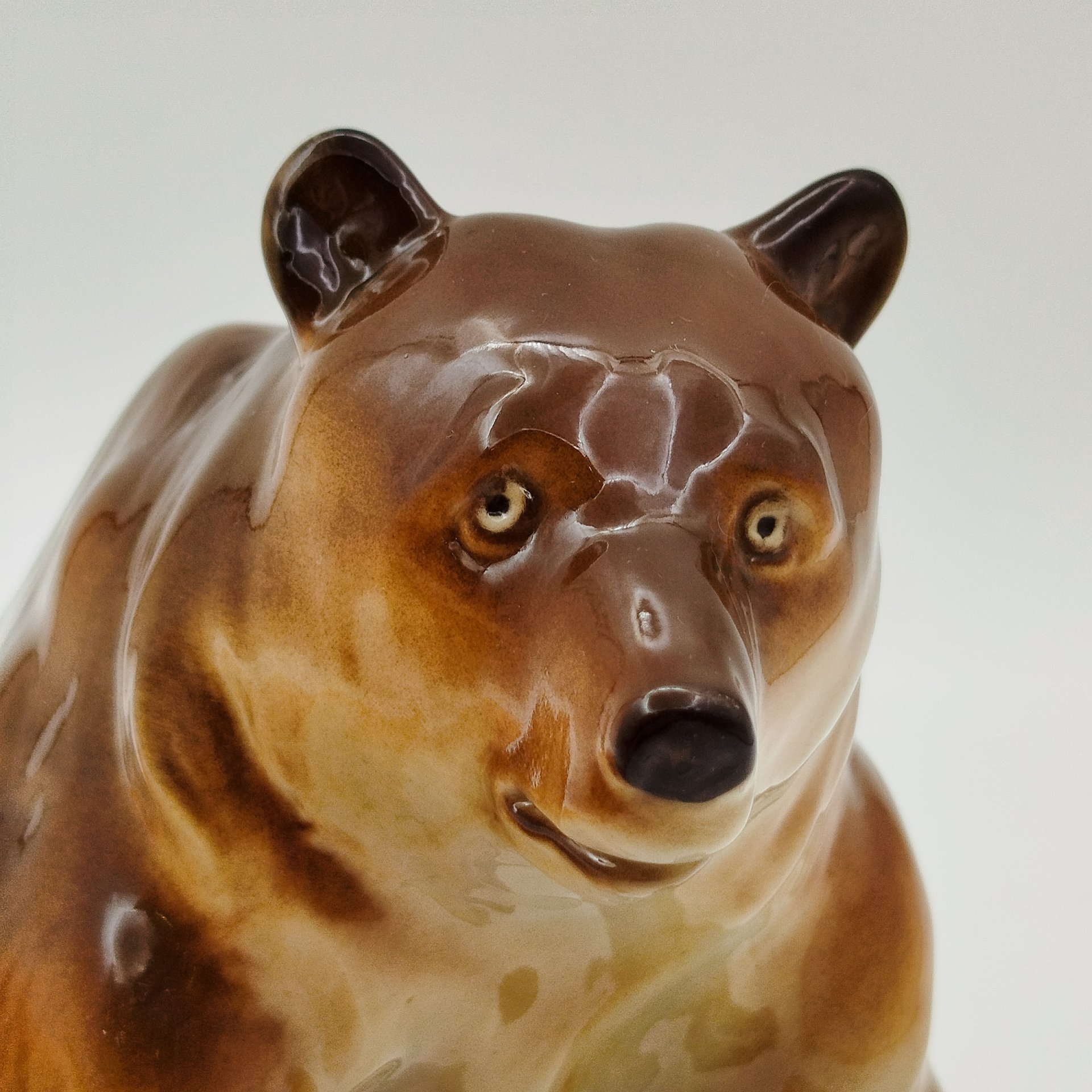 Статуэтка "Медведь бурый", скульптор П.П. Веселов, фарфор, аэрография, Ленинградский фарфоровый завод (ЛФЗ), Российская Федерация, 1991-2005 гг.