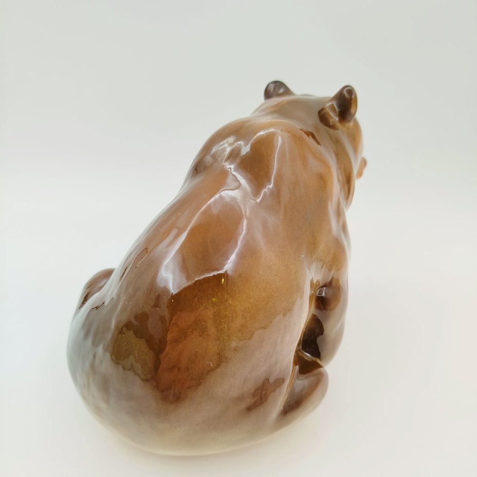 Статуэтка "Медведь бурый", скульптор П.П. Веселов, фарфор, аэрография, Ленинградский фарфоровый завод (ЛФЗ), Российская Федерация, 1991-2005 гг.