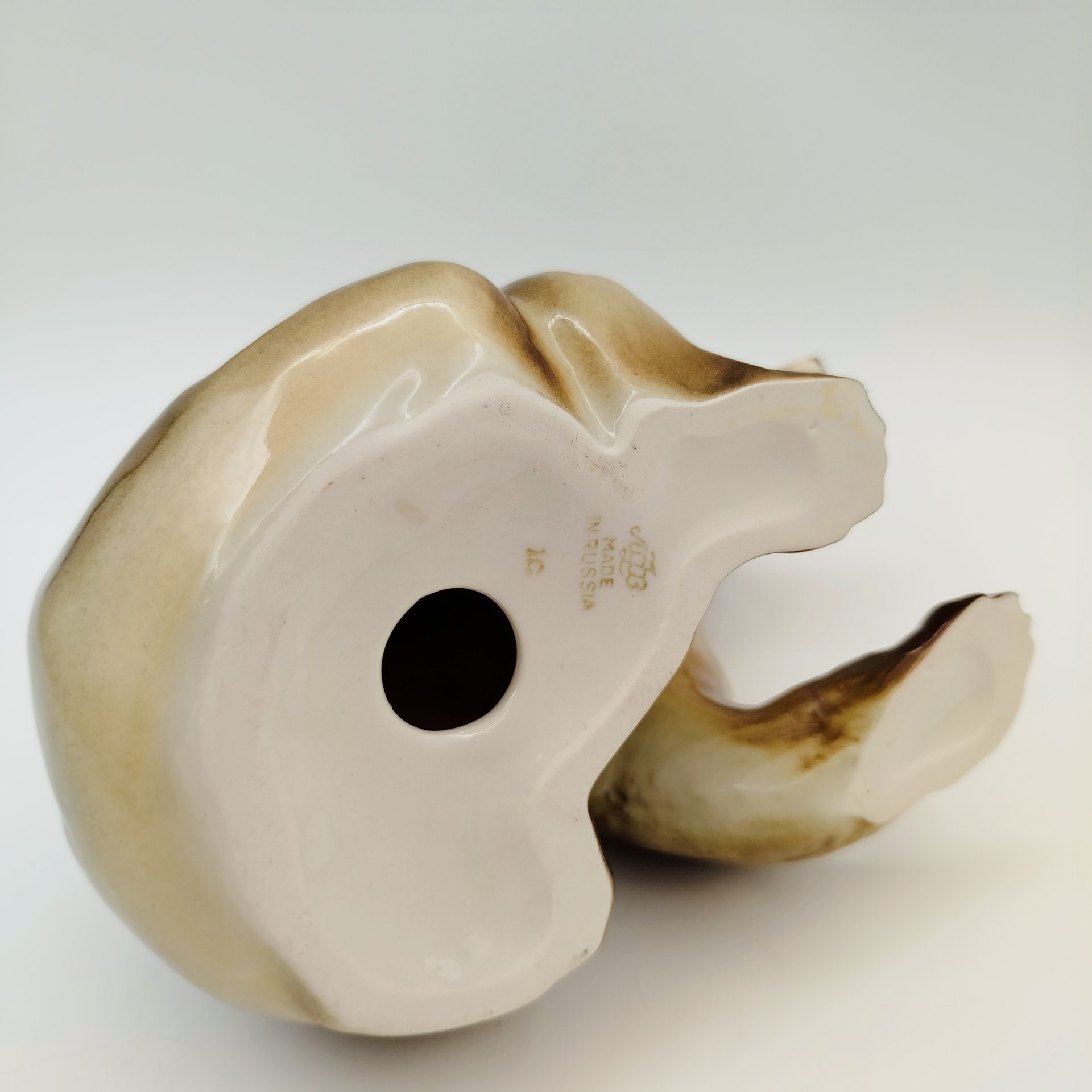 Статуэтка "Медведь бурый", скульптор П.П. Веселов, фарфор, аэрография, Ленинградский фарфоровый завод (ЛФЗ), Российская Федерация, 1991-2005 гг.