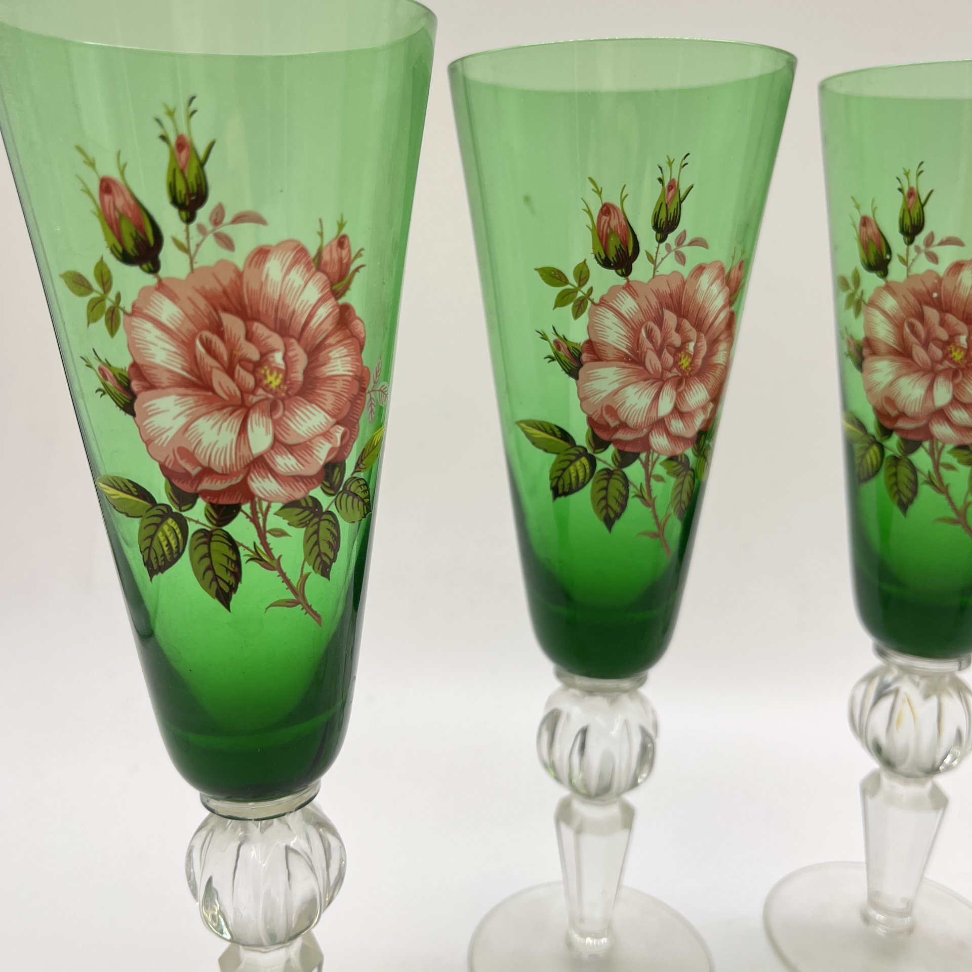 Набор из 4 бокалов в зеленом оттенке с цветочным декором, цветное стекло, деколь, СССР, 1970-1980 гг.