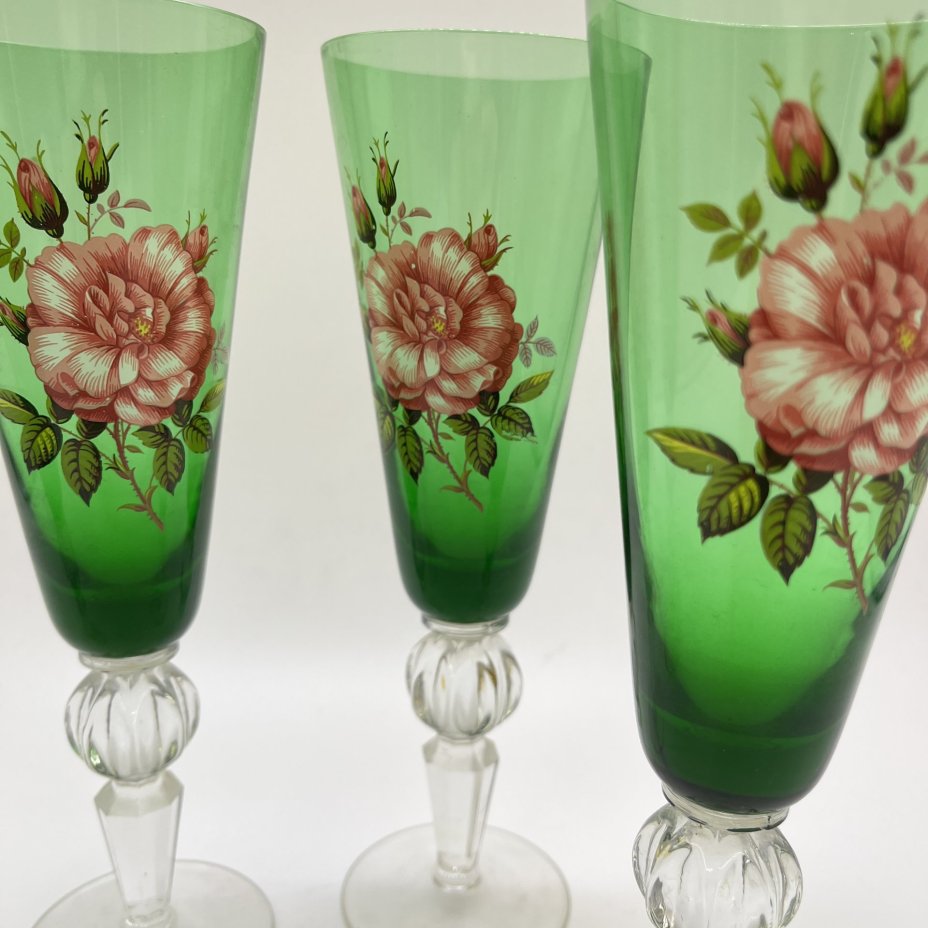 Набор из 4 бокалов в зеленом оттенке с цветочным декором