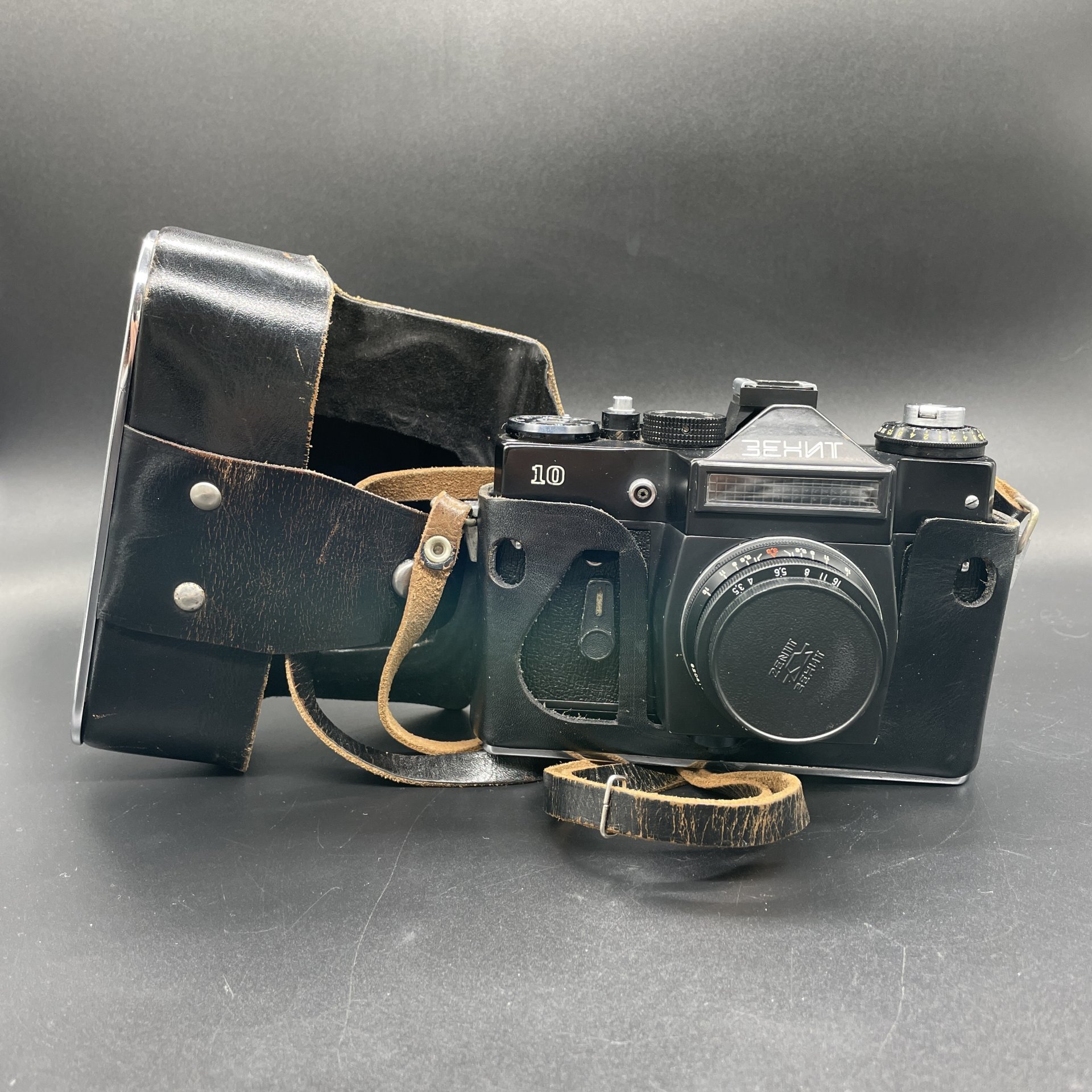 Фотоаппарат "Зенит-10" с объективом "Индустар-50-2" в кофре, Красногорский механический завод (КМЗ)