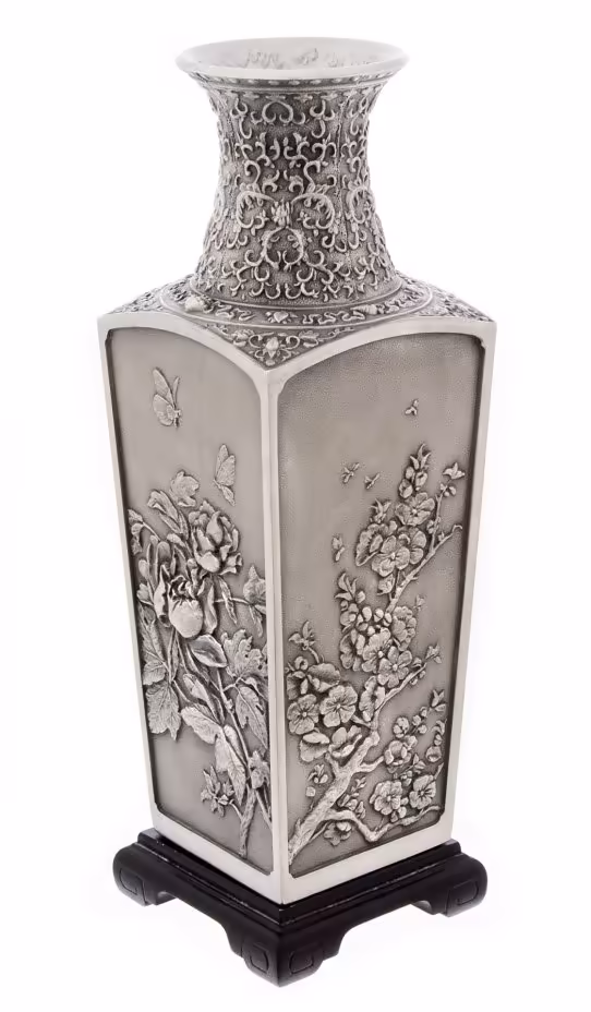Ваза "Времена года" на подставке, олово, дерево, мануфактура "Royal Selangor", Малайзия, 2000-2015 гг., Royal Selangor