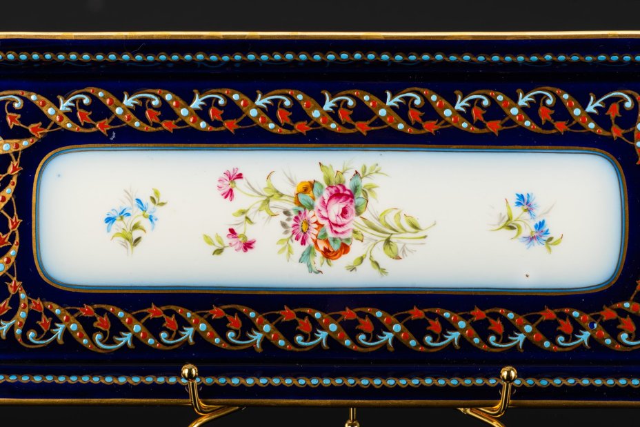 Рулетница, украшенная цветочным декором, фарфор, роспись, эмали, крытье кобальтом, золочение, Bernardaud, Франция, 1900-1930 гг.
