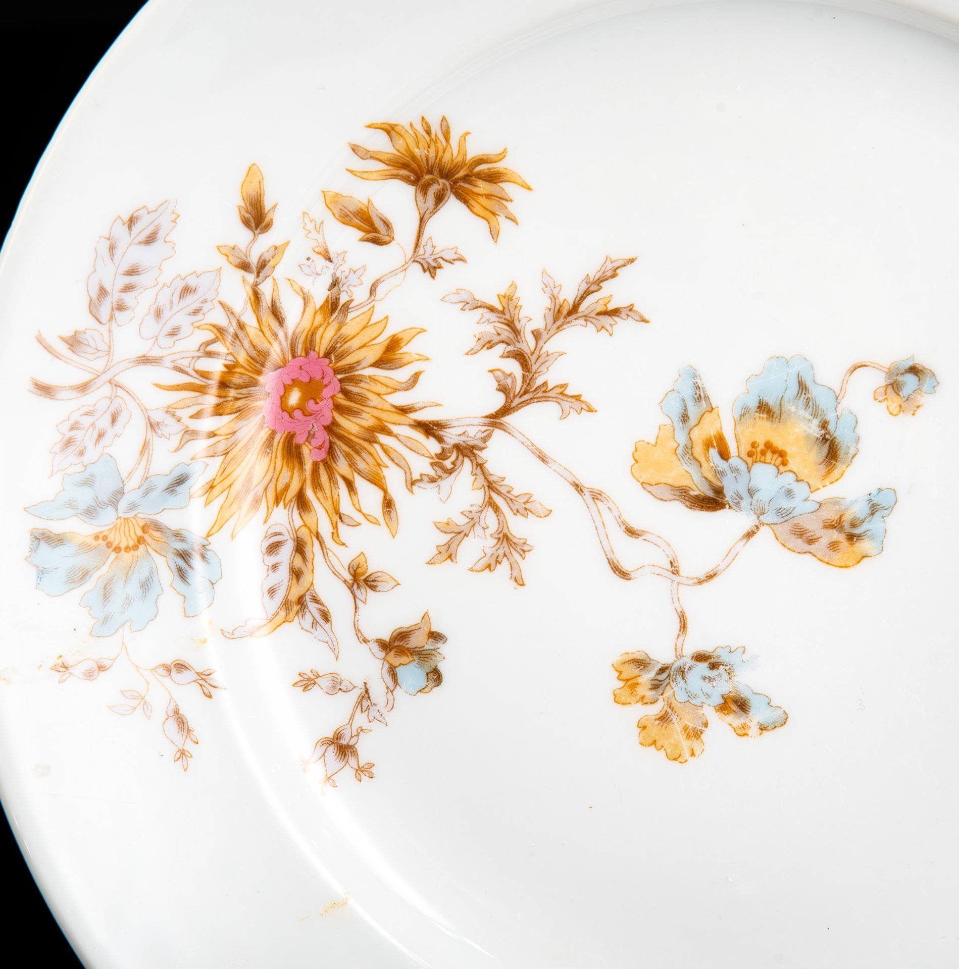 Тарелка обеденная с цветочным декором