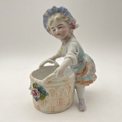 Вазочка (спичечница, карандашница) в виде девочки с корзиной, бисквит, роспись, золочение, Западная Европа, 1930-1970 гг.