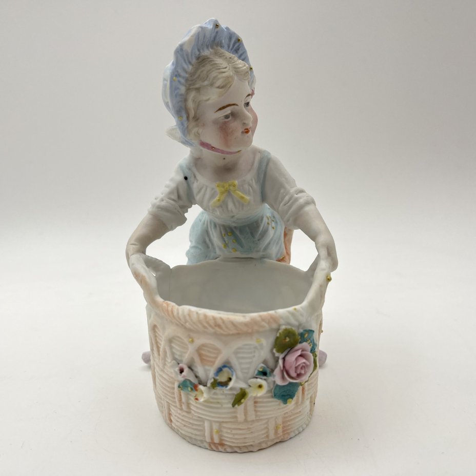 Вазочка (спичечница, карандашница) в виде девочки с корзиной
