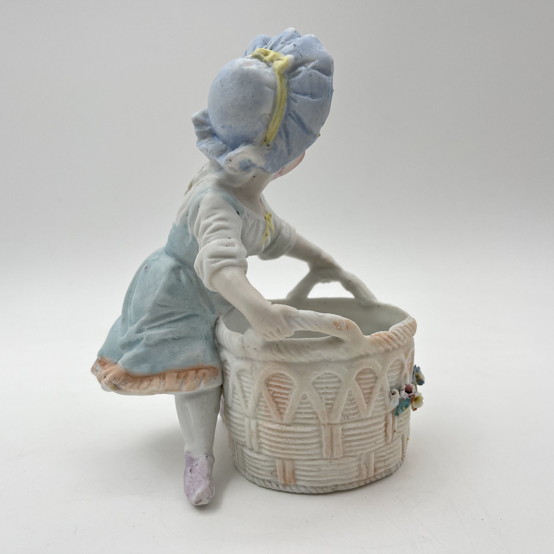 Вазочка (спичечница, карандашница) в виде девочки с корзиной, бисквит, роспись, золочение, Западная Европа, 1930-1970 гг.