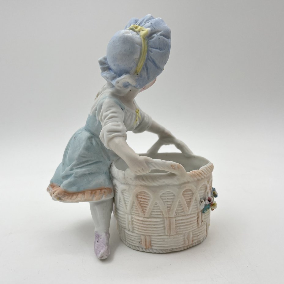 Вазочка (спичечница, карандашница) в виде девочки с корзиной