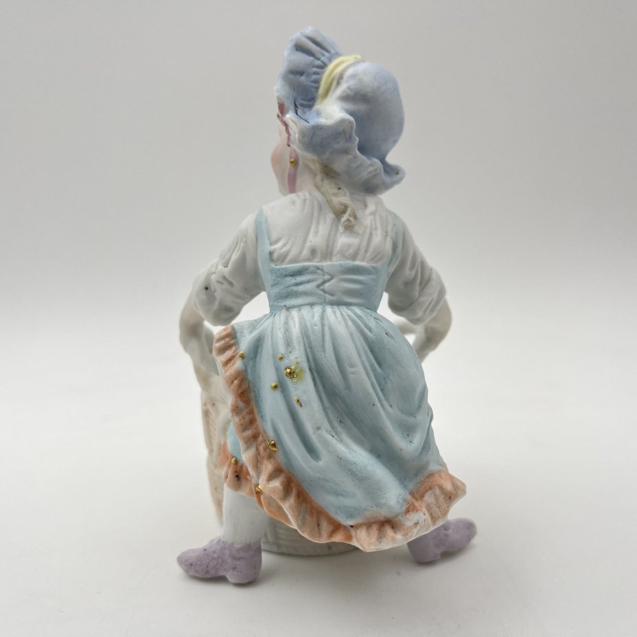 Вазочка (спичечница, карандашница) в виде девочки с корзиной