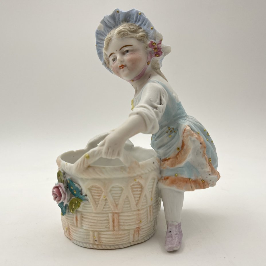 Вазочка (спичечница, карандашница) в виде девочки с корзиной