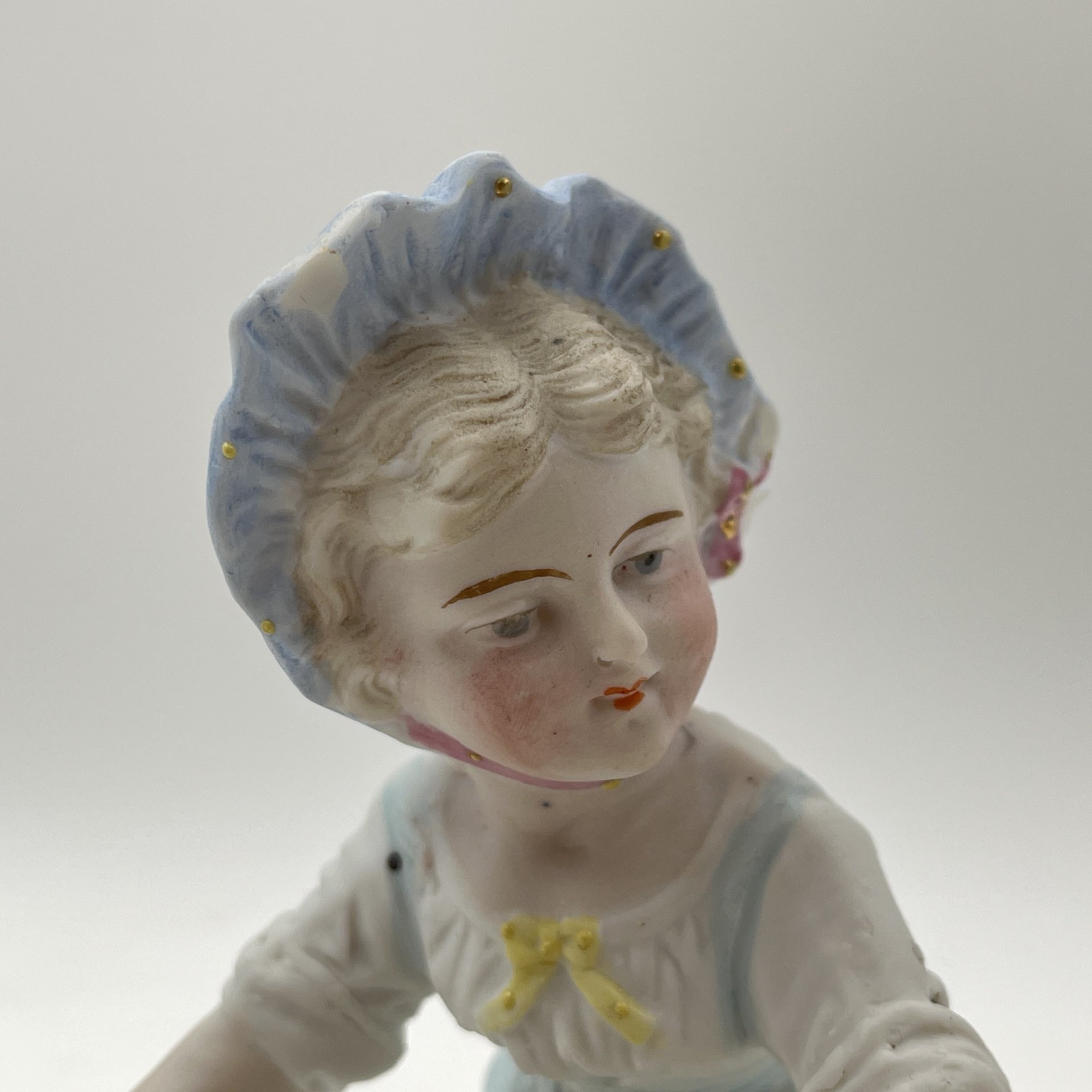 Вазочка (спичечница, карандашница) в виде девочки с корзиной, бисквит, роспись, золочение, Западная Европа, 1930-1970 гг.