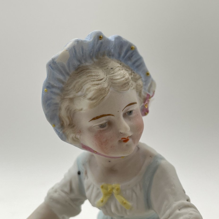 Вазочка (спичечница, карандашница) в виде девочки с корзиной