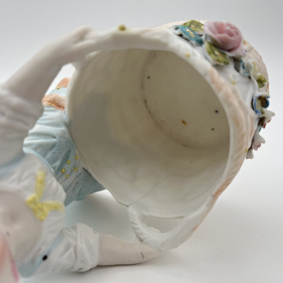 Вазочка (спичечница, карандашница) в виде девочки с корзиной