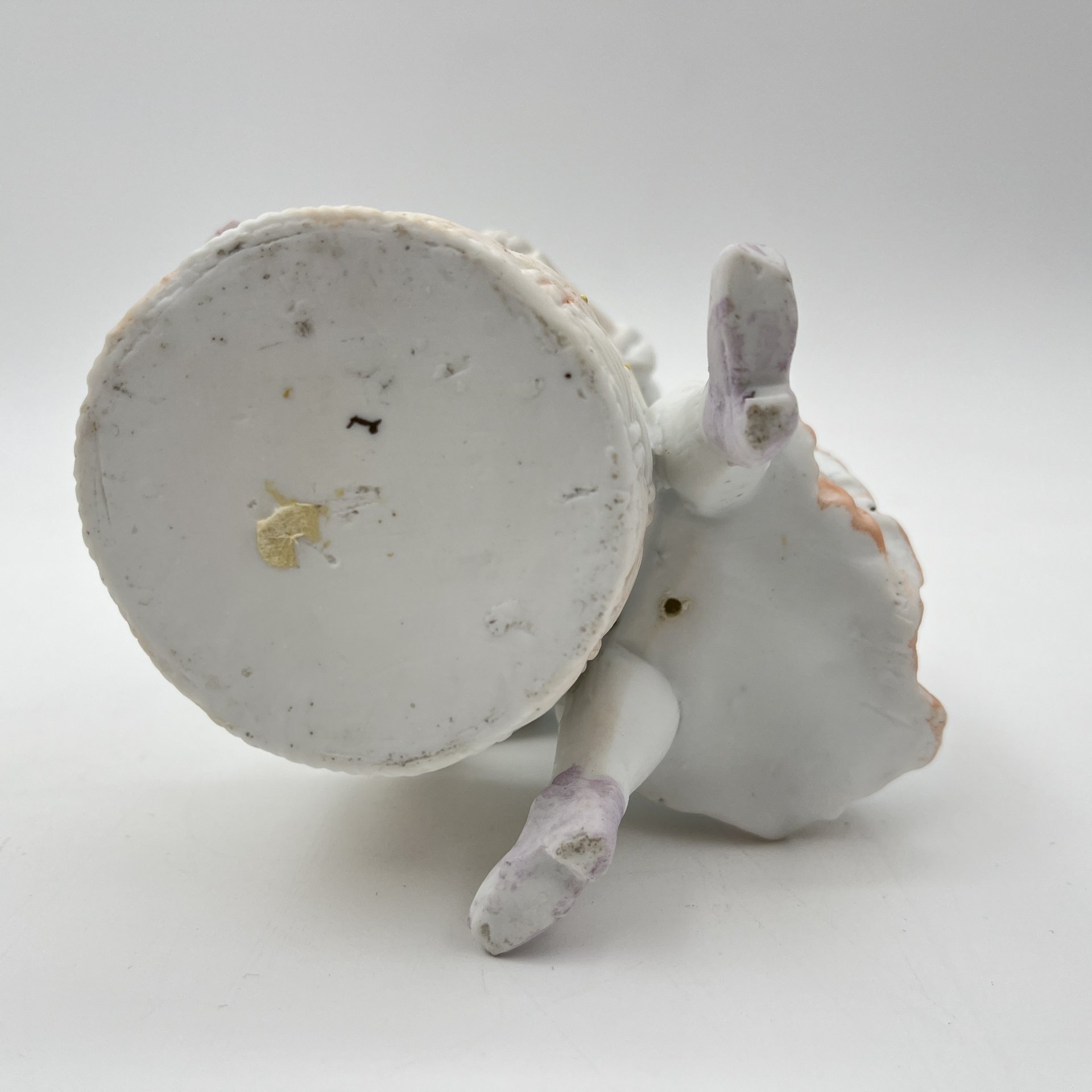 Вазочка (спичечница, карандашница) в виде девочки с корзиной, бисквит, роспись, золочение, Западная Европа, 1930-1970 гг.