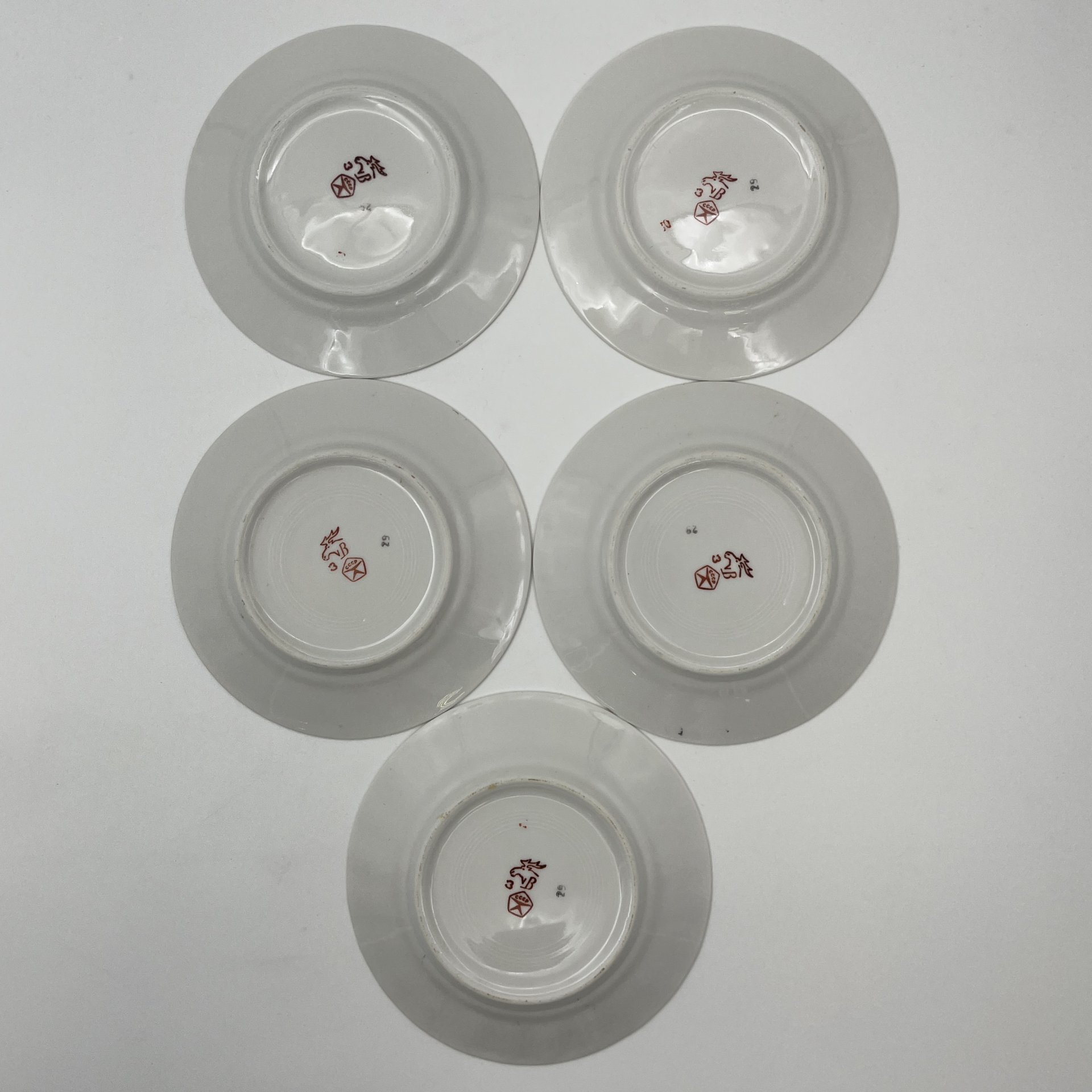 Набор пирожковых (закусочных) тарелок "Золотая арабеска" на 5 персон, форма "Каннелюрный", автор формы Ольшевский В.Н., автор рисунка Паникова К.Н.