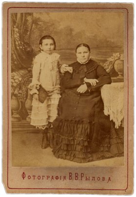 Фотография женщины с девочкой  Фот. В.В. Рылов 1893-1917