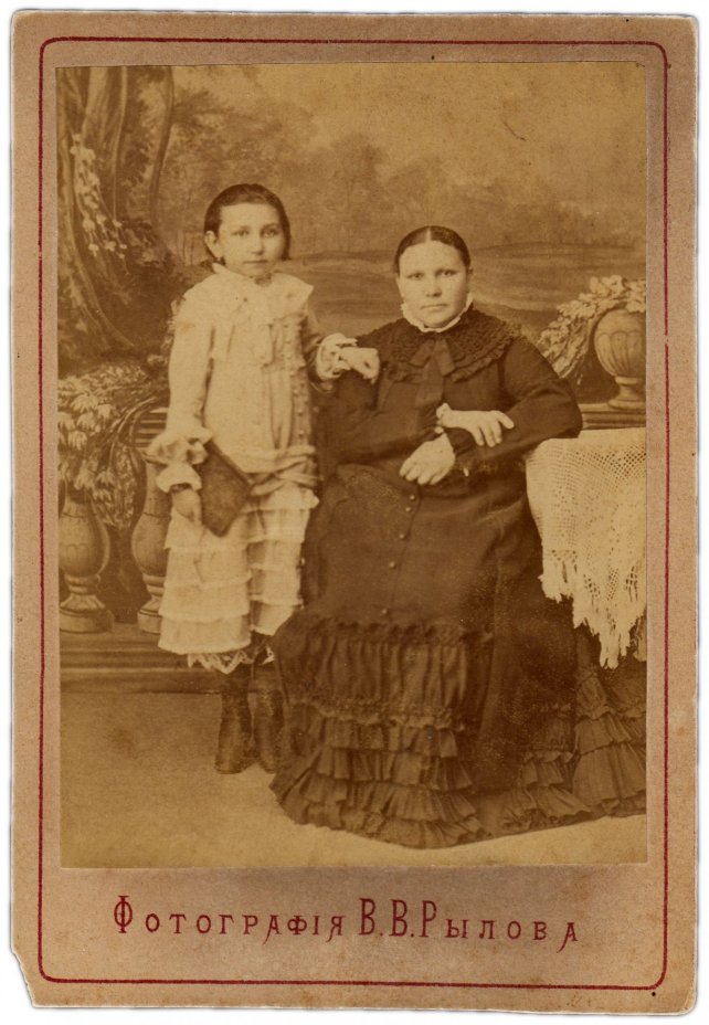 Фотография женщины с девочкой  Фот. В.В. Рылов 1893-1917