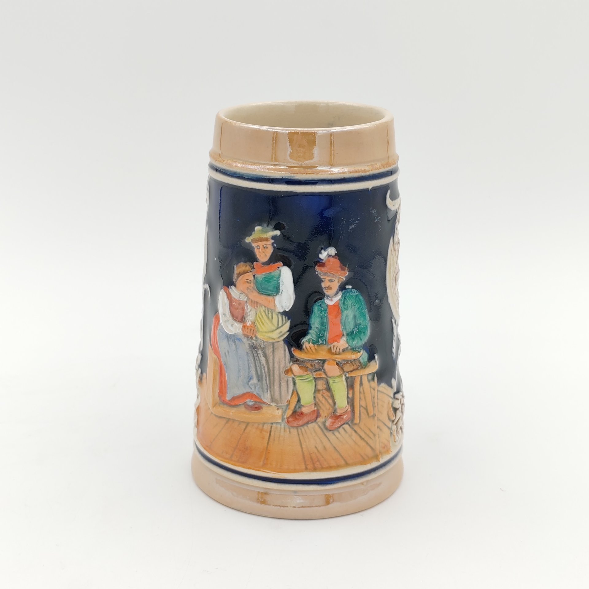 Кружка пивная, украшенная музыкальной сценой, керамика, роспись, люстр, глазурь, Marzi & Remy, Marzi & Remy