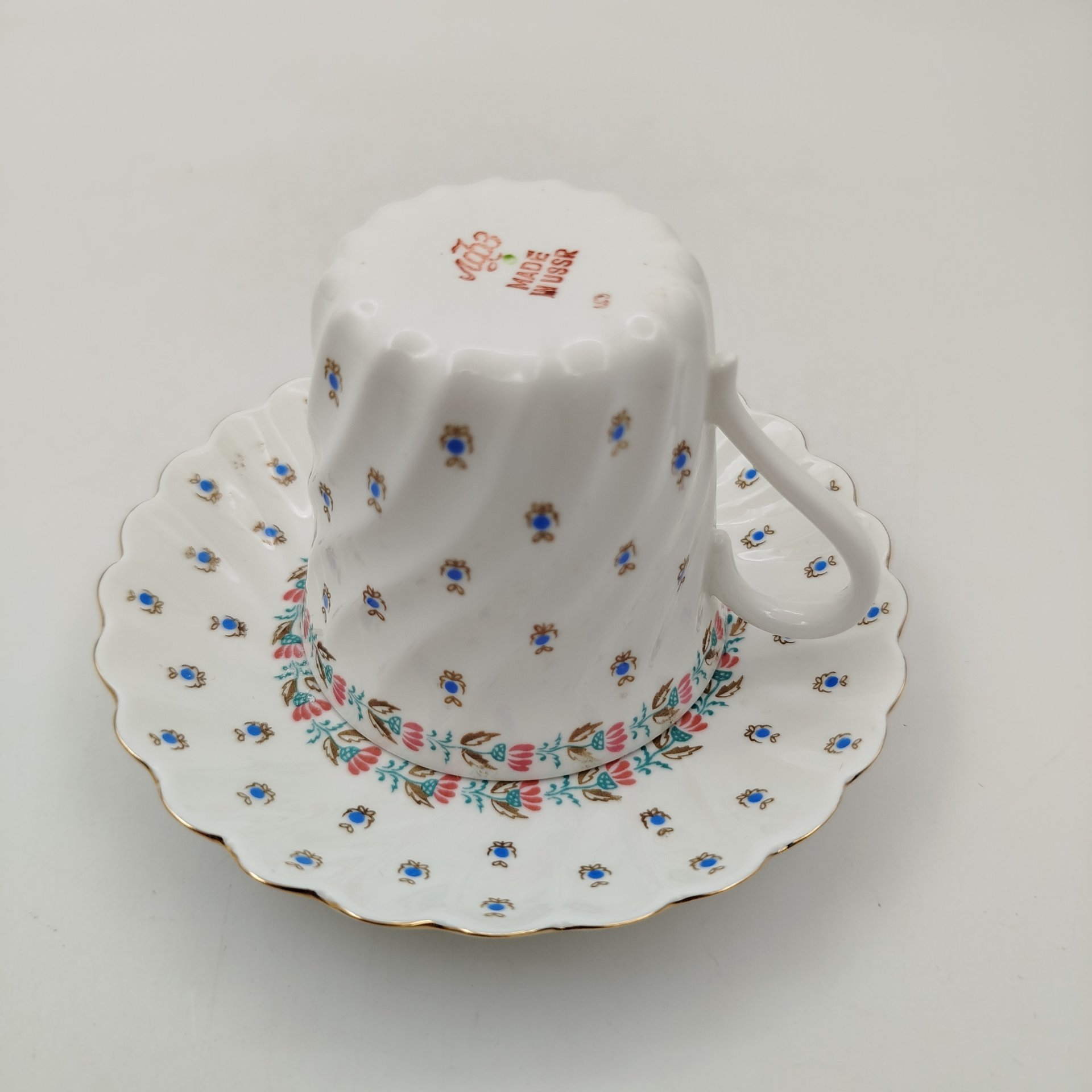 Пара кофейная с цветочным декором (форма "Витая"), фарфор, деколь, золочение, Ленинградский фарфоровый завод (ЛФЗ), СССР, 1970-1991 гг.