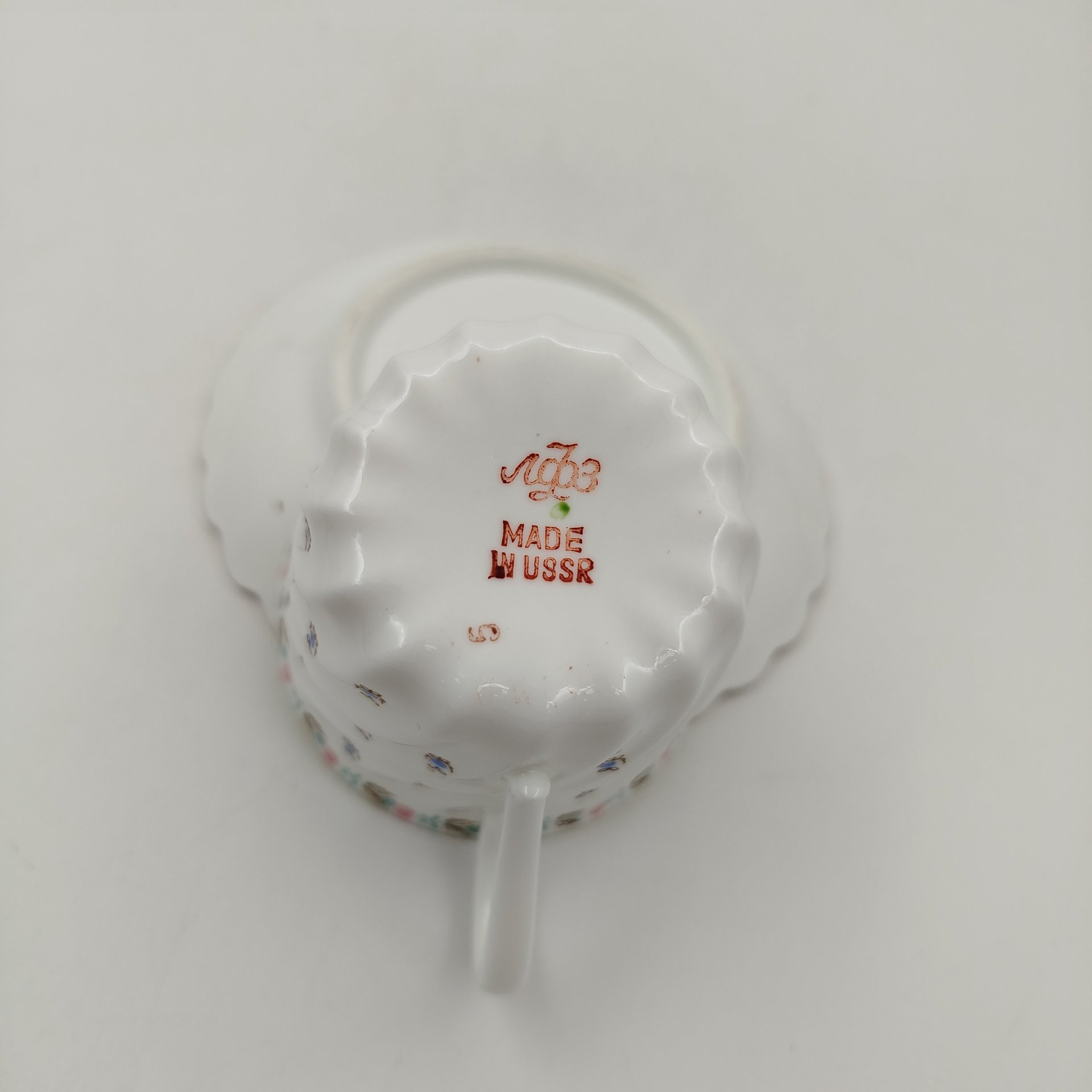 Пара кофейная с цветочным декором (форма "Витая"), фарфор, деколь, золочение, Ленинградский фарфоровый завод (ЛФЗ), СССР, 1970-1991 гг.