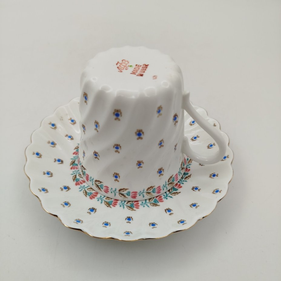 Пара кофейная с цветочным декором (форма "Витая"), фарфор, деколь, золочение, Ленинградский фарфоровый завод (ЛФЗ), СССР, 1970-1991 гг., Ленинградский фарфоровый завод (ЛФЗ)