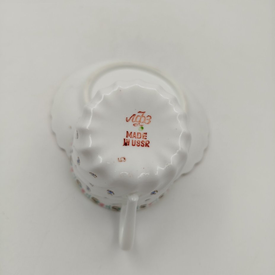 Пара кофейная с цветочным декором (форма "Витая"), фарфор, деколь, золочение, Ленинградский фарфоровый завод (ЛФЗ), СССР, 1970-1991 гг., Ленинградский фарфоровый завод (ЛФЗ)