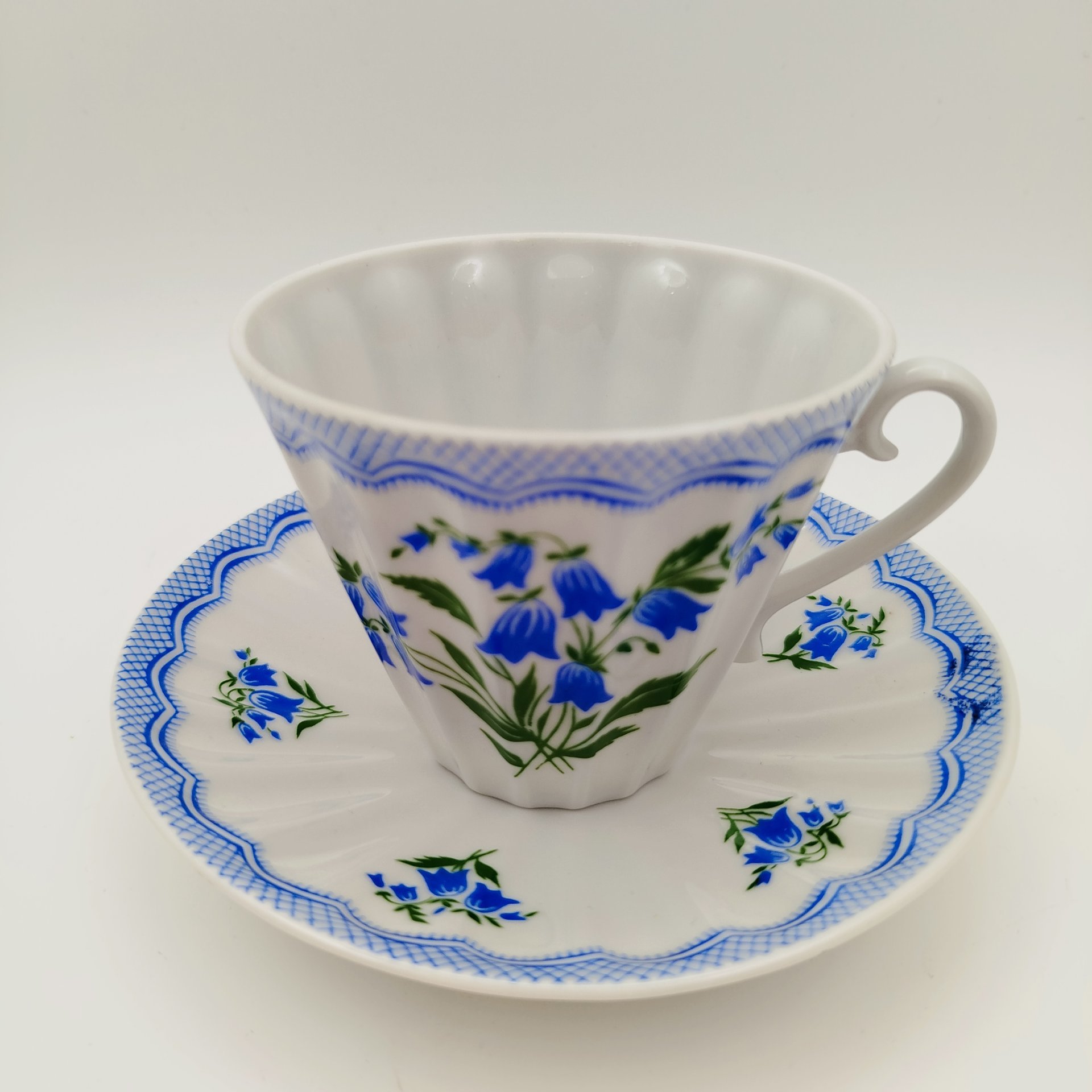 Пара чайная "Колокольчики", форма "Лучистая", фарфор, деколь, Ленинградский фарфоровый завод (ЛФЗ), СССР, 1970-1991 гг.