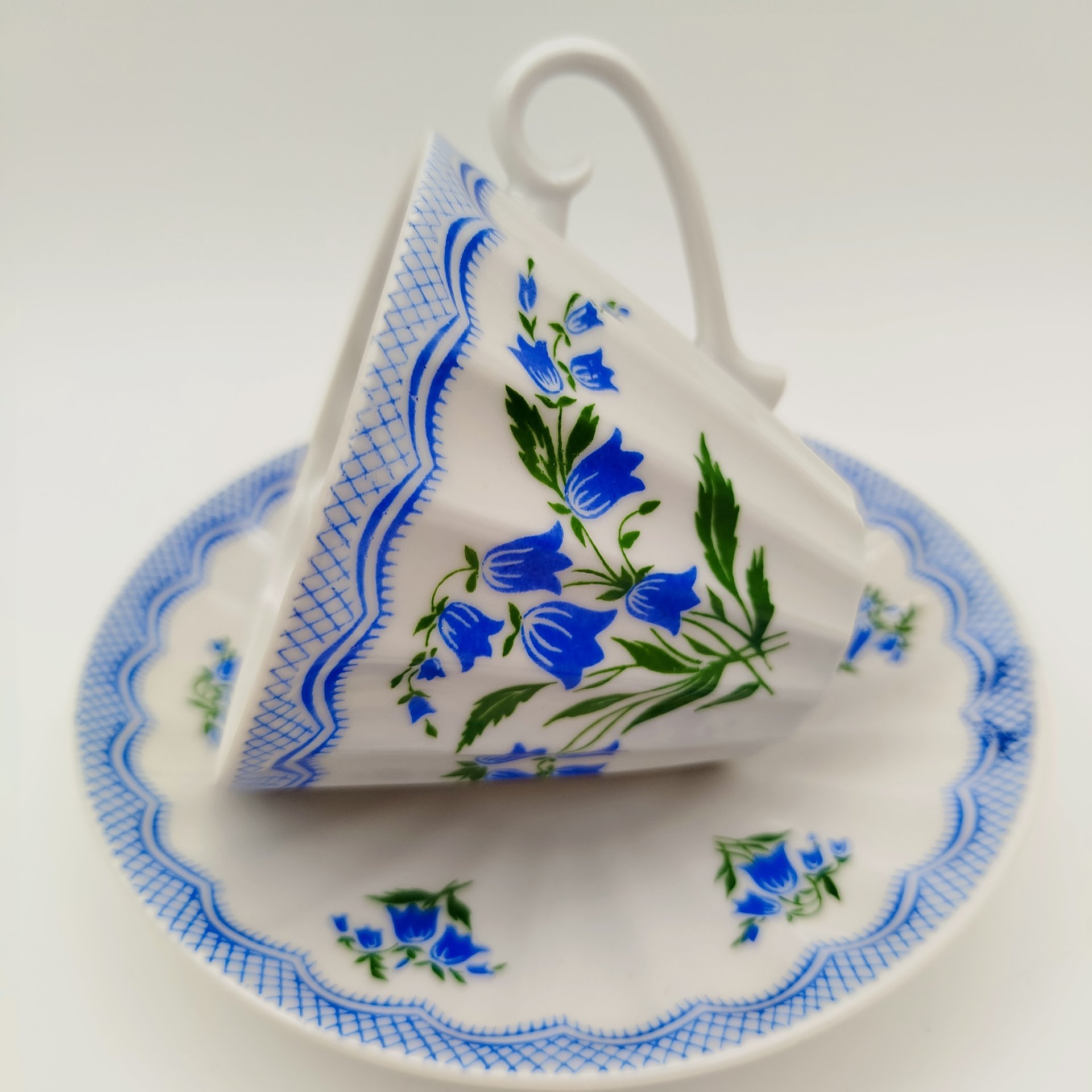 Пара чайная "Колокольчики", форма "Лучистая", фарфор, деколь, Ленинградский фарфоровый завод (ЛФЗ), СССР, 1970-1991 гг.