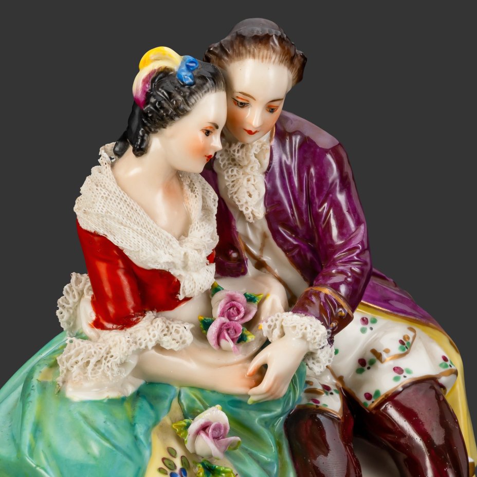 Статуэтка "Влюбленные" ("Галантная сцена"), фарфор, роспись, кружевной фарфор, золочение, Aelteste Volkstedt, Германия, 1930-1936 гг.