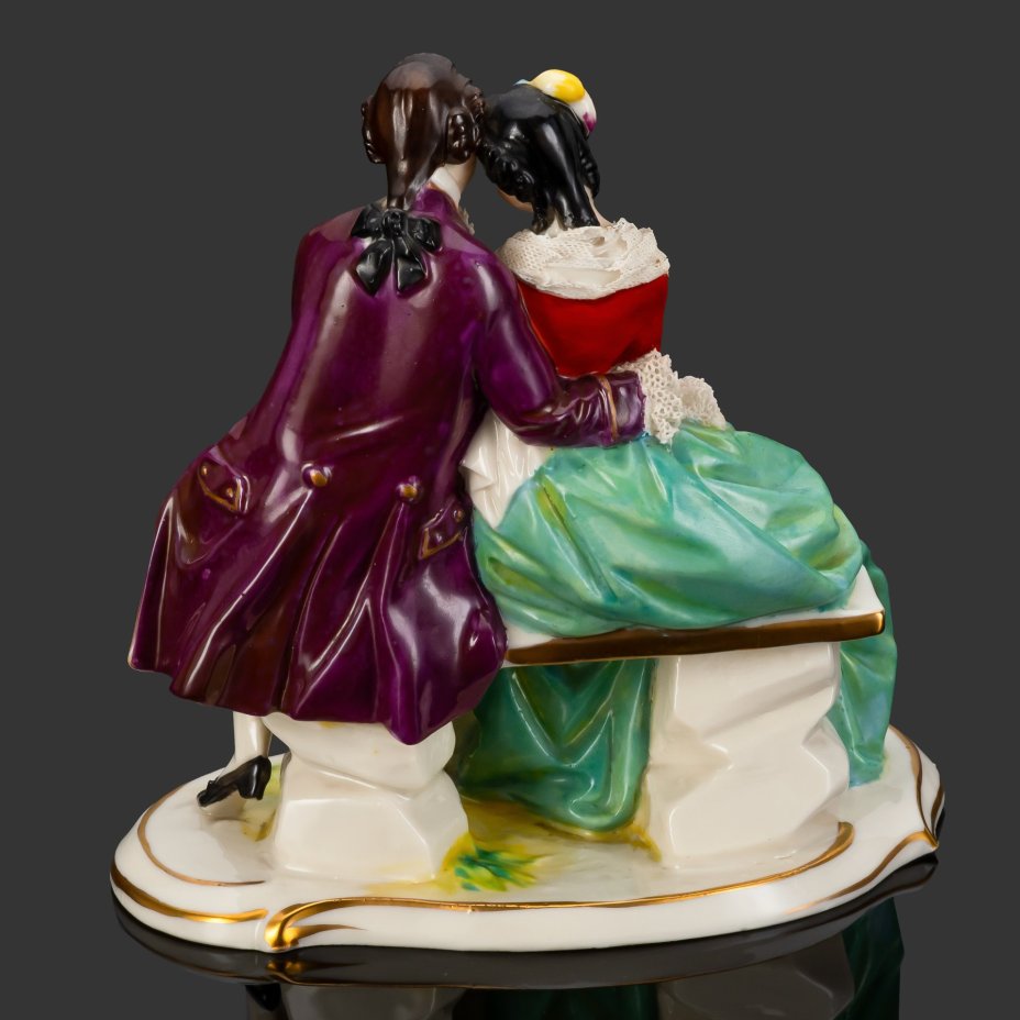 Статуэтка "Влюбленные" ("Галантная сцена"), фарфор, роспись, кружевной фарфор, золочение, Aelteste Volkstedt, Германия, 1930-1936 гг.