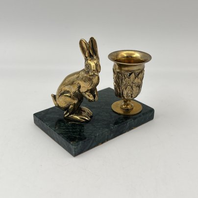 Подсвечник настольный "Заяц" (на одну свечу), латунь, змеевик, Российская Федерация, 2000-2020 гг.