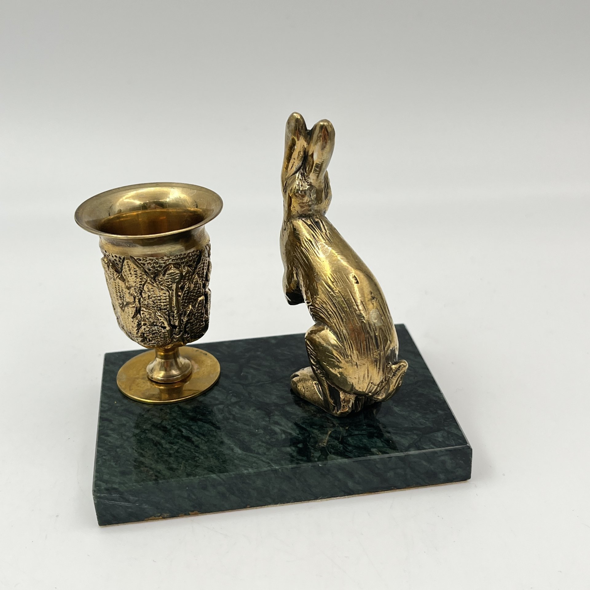 Подсвечник настольный "Заяц" (на одну свечу), латунь, змеевик, Российская Федерация, 2000-2020 гг.