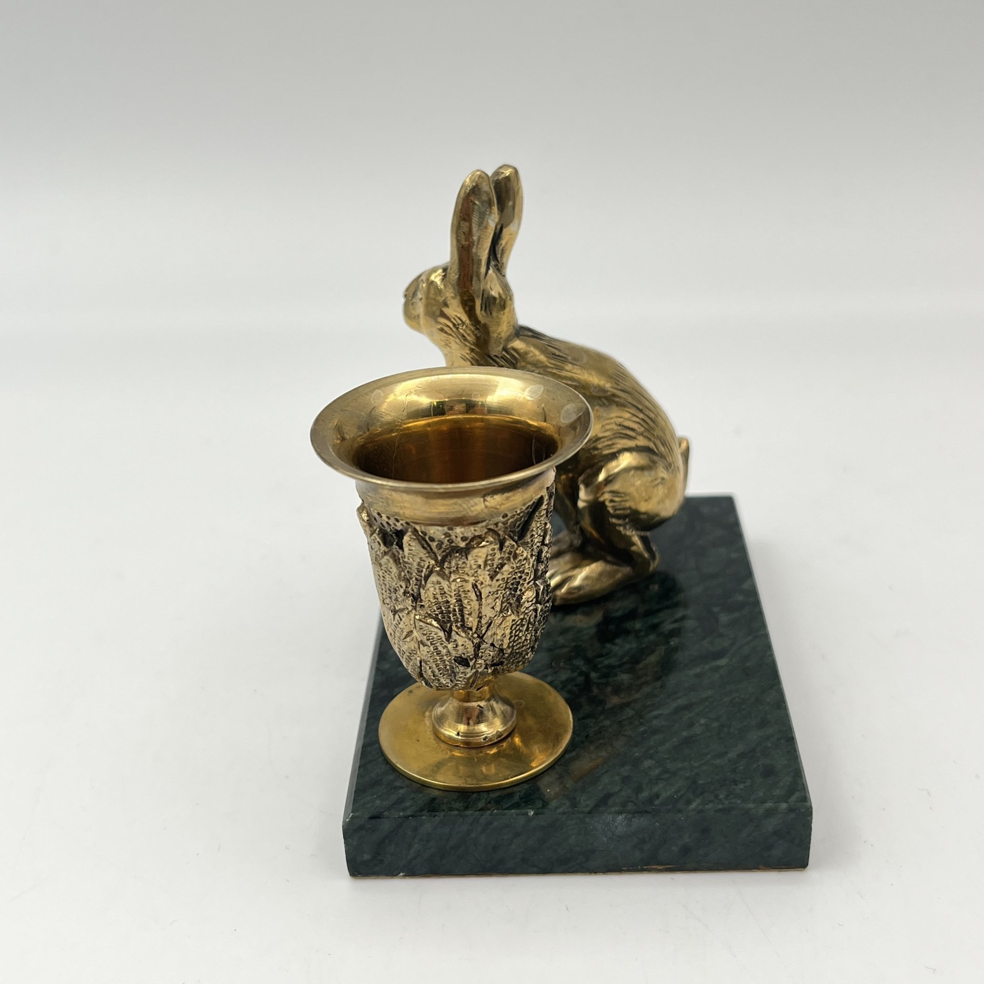 Подсвечник настольный "Заяц" (на одну свечу), латунь, змеевик, Российская Федерация, 2000-2020 гг.