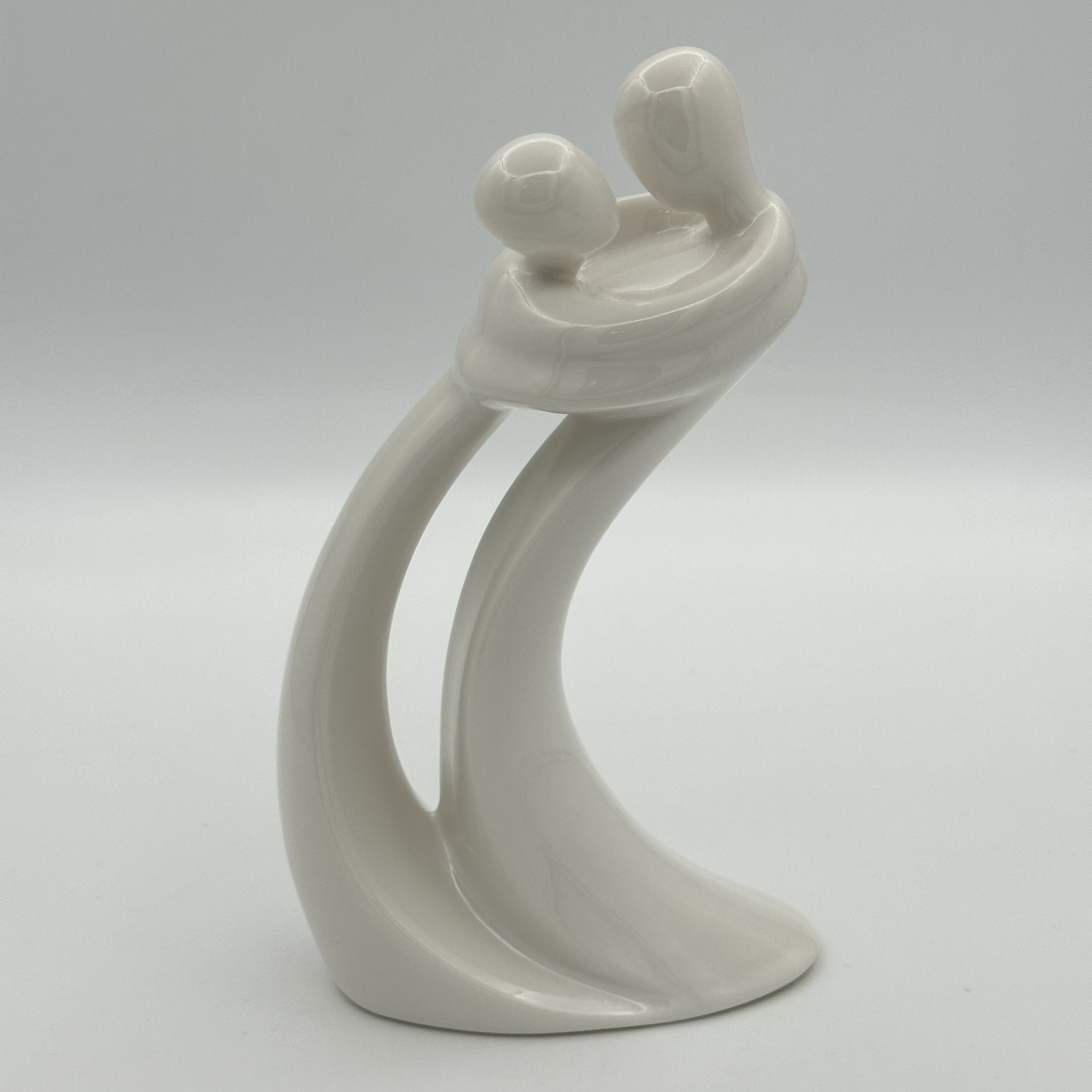 Статуэтка "Love" из серии "Круг любви", дизайнер Kim Lawrense, Enesco group