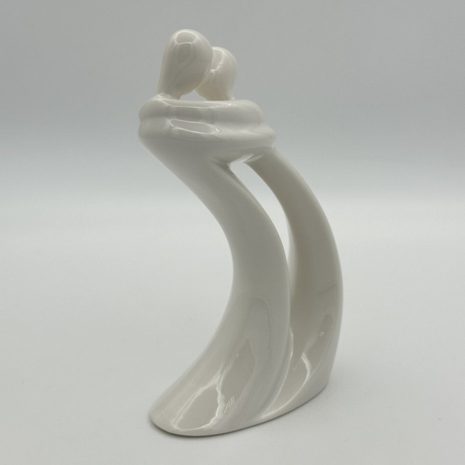 Статуэтка "Love" из серии "Круг любви", дизайнер Kim Lawrense, Enesco group