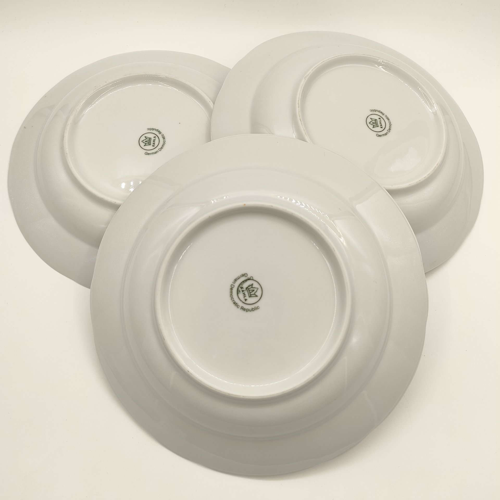 Набор из 3-х суповых тарелок, украшенных ленточным орнаментом, фарфор, золочение, Kahla, Германия, 1970-1990 гг.