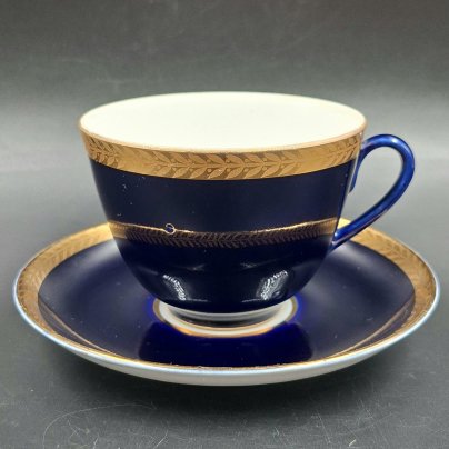 Пара чайная с растительным орнаментом вдоль борта, фарфор, крытье кобальтом, золочение, Ленинградский фарфоровый завод (ЛФЗ), СССР, 1960-1970 гг.