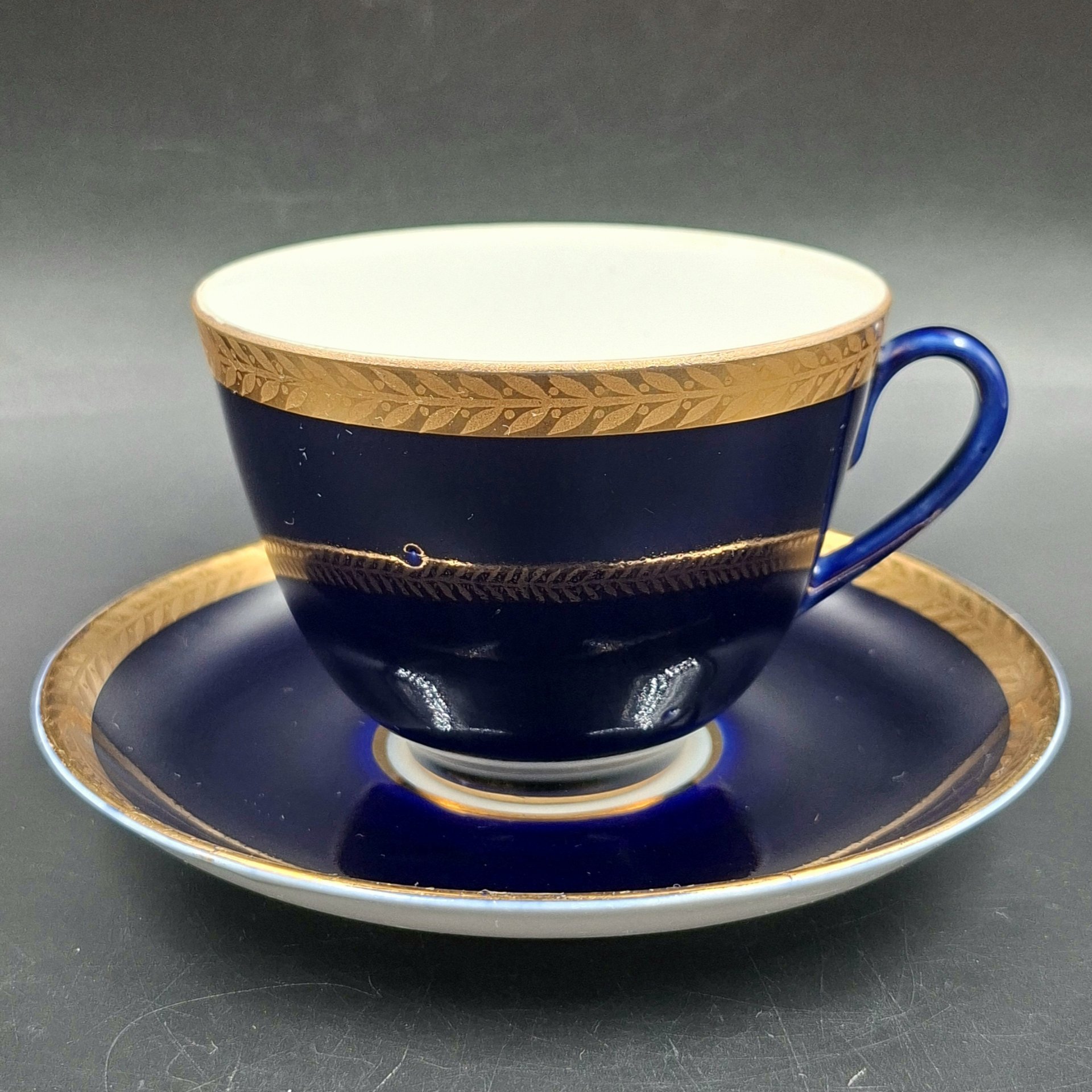 Пара чайная с растительным орнаментом вдоль борта, фарфор, крытье кобальтом, золочение, Ленинградский фарфоровый завод (ЛФЗ), СССР, 1960-1970 гг.