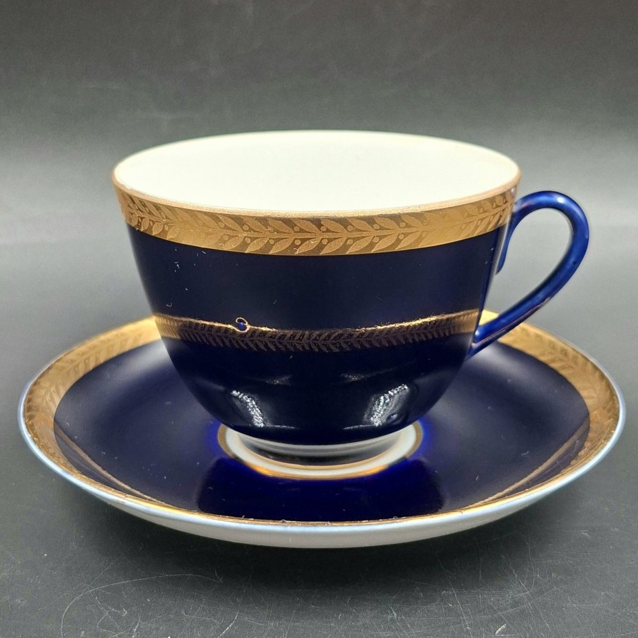 Пара чайная с растительным орнаментом вдоль борта, фарфор, крытье кобальтом, золочение, Ленинградский фарфоровый завод (ЛФЗ), СССР, 1960-1970 гг.