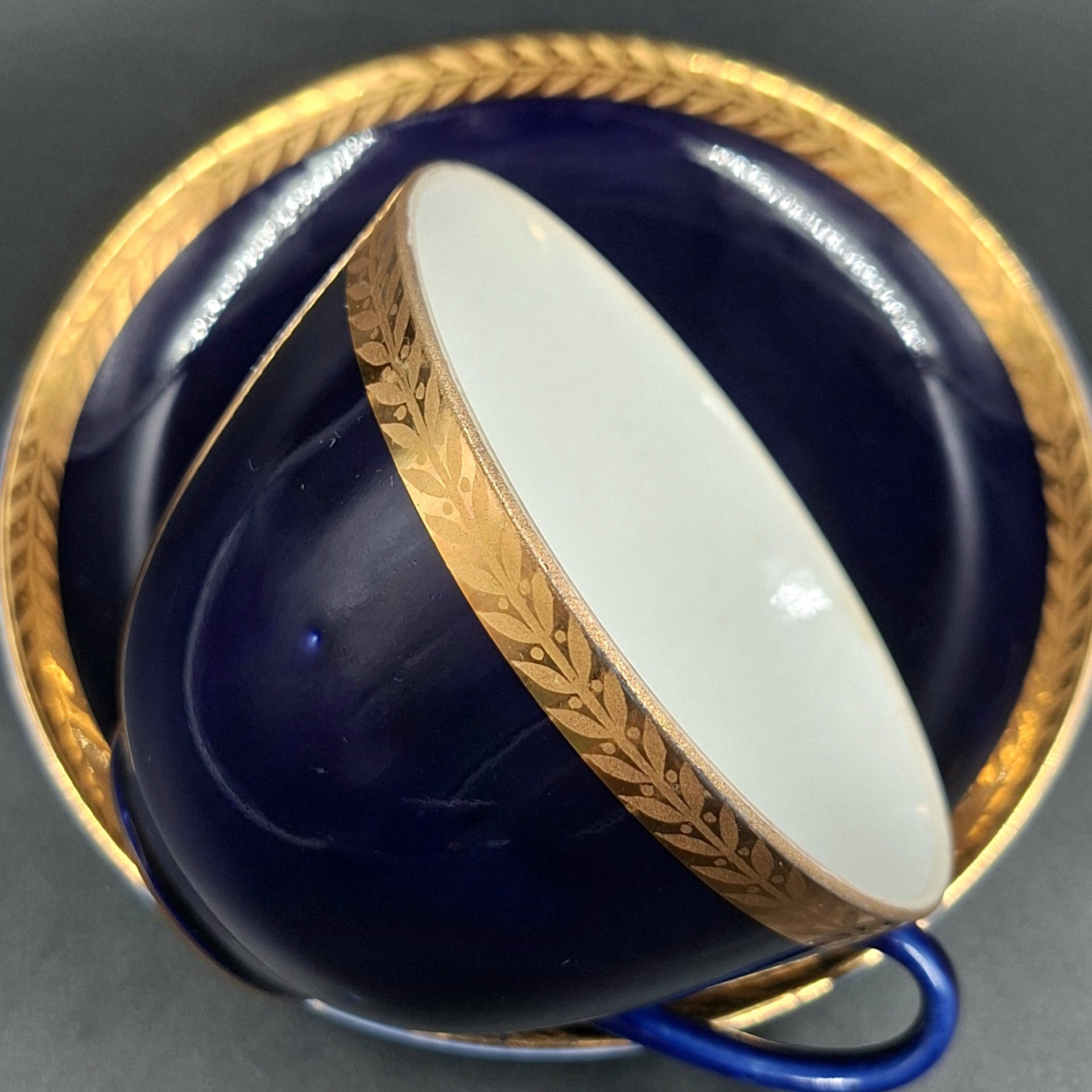 Пара чайная с растительным орнаментом вдоль борта, фарфор, крытье кобальтом, золочение, Ленинградский фарфоровый завод (ЛФЗ), СССР, 1960-1970 гг.