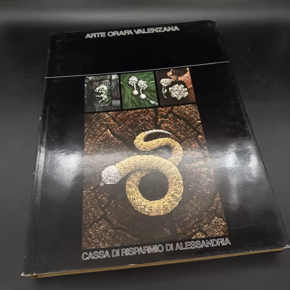 Альбом "Arte orafa valenzana. Cassa di risparmio di Alessandria"