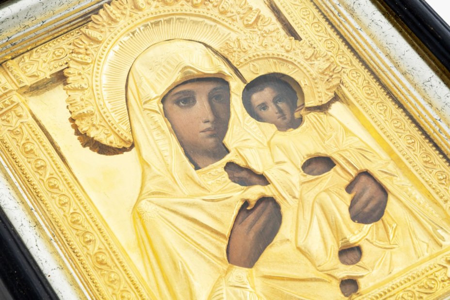 Икона "Богоматерь Иверская" в окладе и киоте