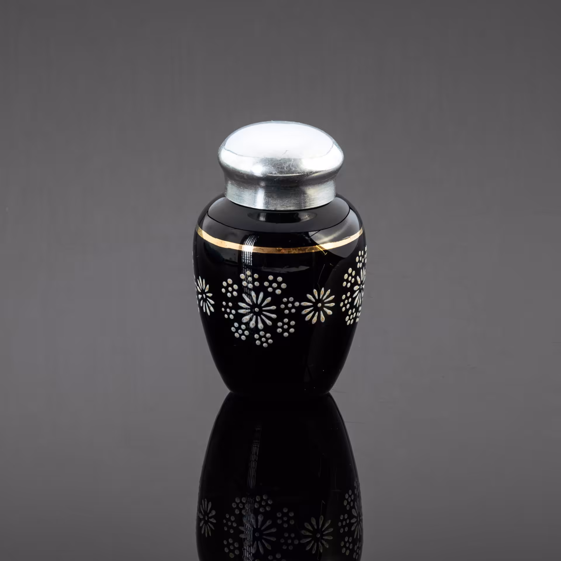 Емкость для хранения чая (чайница), украшенная цветочным рисунком