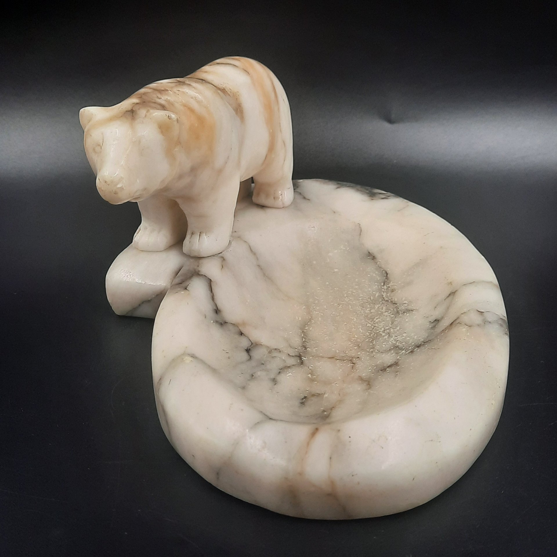 Пепельница, декорированная фигурой медведя, мрамор, СССР, 1960-1980 гг.