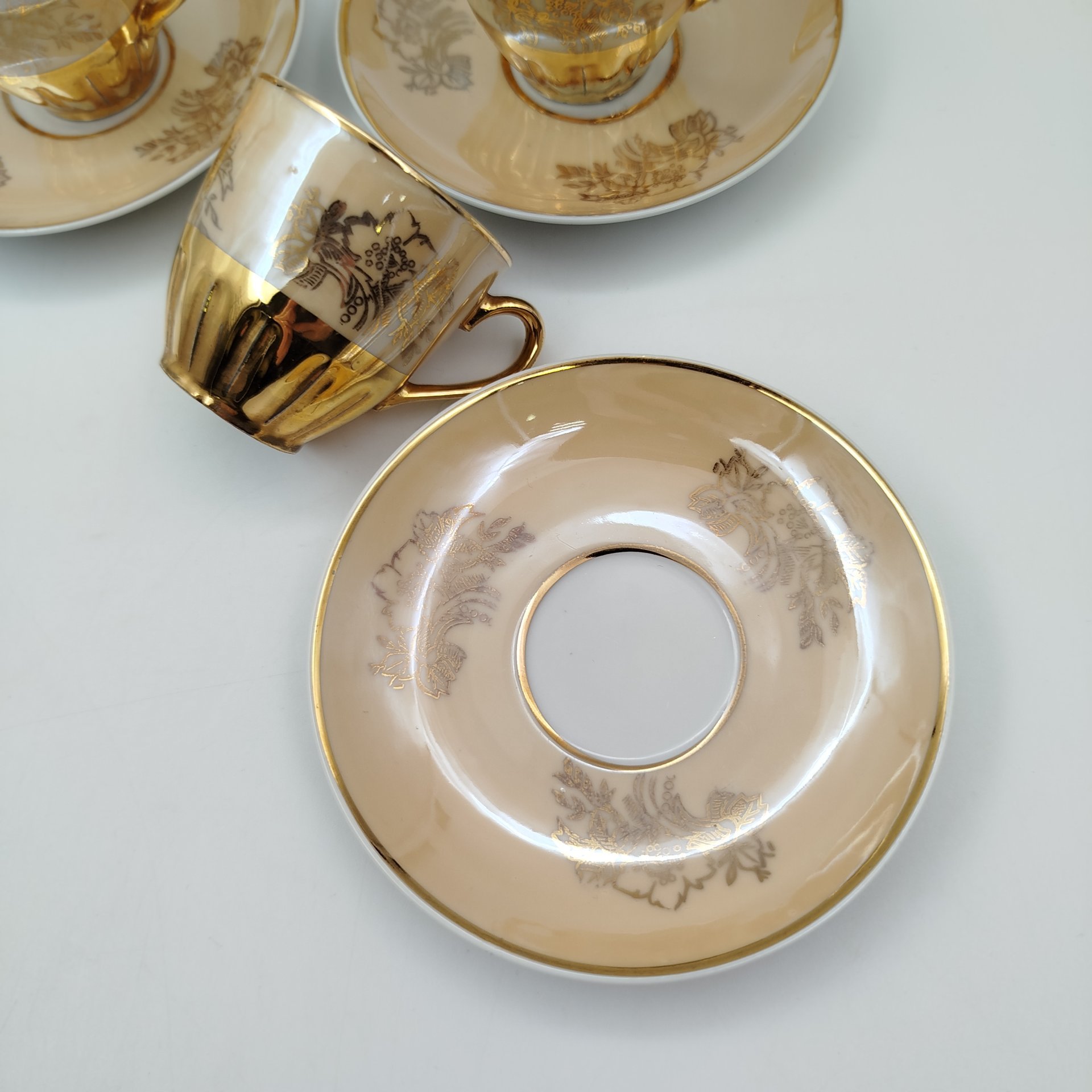 Набор из шести кофейных пар с цветочным декором в золотистой гамме, фарфор, крытье, золочение, ГДР, 1970-1990 гг.